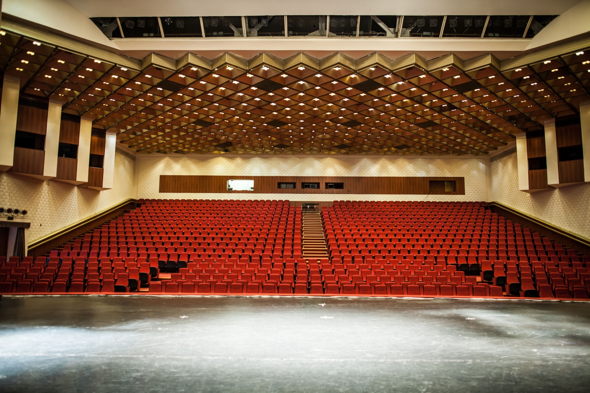 Пустой концертный зал. Концертный зал Измайлово. Измайловский концертный зал Москва. Концертный зал Измайлово сцена. Зал концертного зала Измайлово.