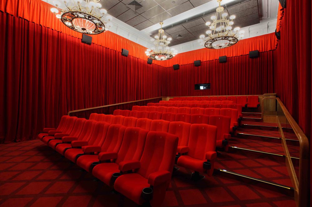 Телефон кинотеатра красный. ГУМ специальный зал. ГУМ кинотеатр вип зал. ГУМ кинозал Москва. Вип зал ГУМ.